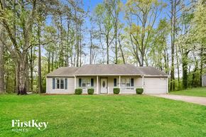 Kennesaw house for rent - A house with a lawn in front of it.
