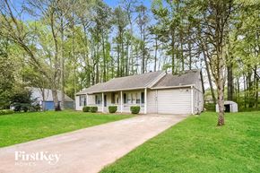 Kennesaw house for rent - A house with a driveway in front of it.