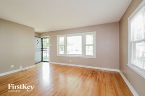 Saint Louis house for rent - A room with wooden floors and a window with blinds.