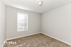 Stockbridge house for rent - a bedroom with carpet and a window
