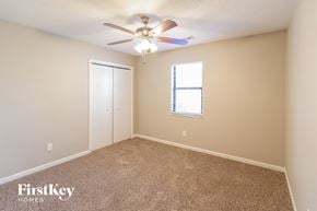Summerville house for rent - a bedroom with carpet and a ceiling fan
