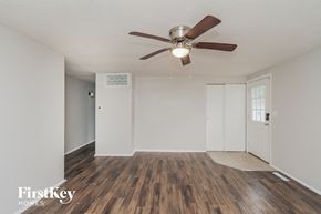 Carpentersville house for rent - 115 Pueblo Rd Carpentersville, IL 60110