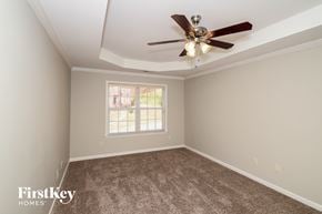 Helena house for rent - a bedroom with carpet and a ceiling fan