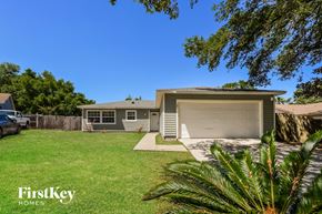 Apopka house for rent - a home with a lawn and a garage door