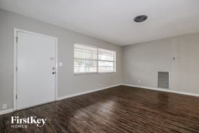 St. Petersburg house for rent - A room with wooden floors and a white door.