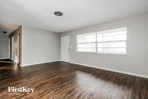 St. Petersburg house for rent - A room with wooden floors and a window with blinds.