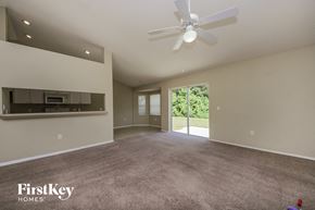 Auburndale house for rent - an empty living room with a ceiling fan