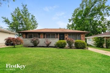 Saint Louis house for rent - a small brick house with a lawn in front of it