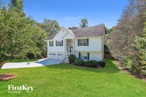Braselton house for rent - a white house with a green lawn and a driveway