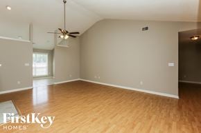 Alabaster house for rent - A spacious room with wooden flooring and a ceiling fan.