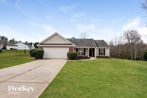 Winder house for rent - a home with a lawn and a driveway