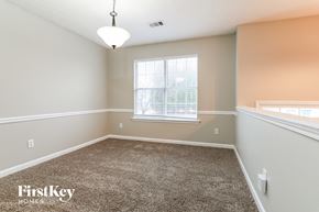Winder house for rent - a empty room with carpet and a window