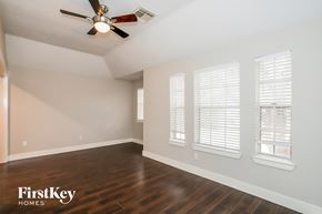 Richmond house for rent - a living room with wood floors and a ceiling fan