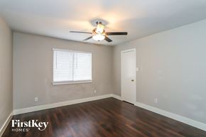 Richmond house for rent - a bedroom with wood floors and a ceiling fan