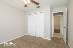 Davenport house for rent - a bedroom with two closets and a door to a hallway