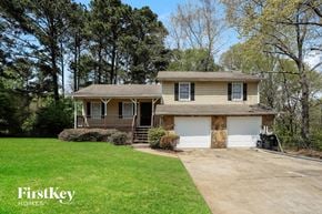 Stockbridge house for rent - a house with a driveway and a lawn