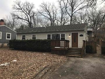 Lake In The Hills house for rent - 302 Pocahontas Trl Lake in the Hills, IL 60156
