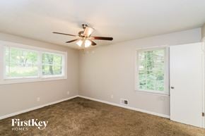 Woodstock house for rent - a bedroom with carpet and a ceiling fan