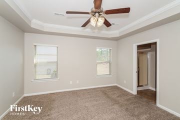 Chelsea house for rent - the spacious living room with ceiling fan and carpet