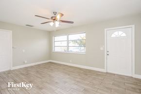 Palm Beach Gardens house for rent - a living room with a ceiling fan and a window