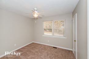 Alabaster house for rent - a bedroom with a ceiling fan and a window