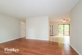 Saint Louis house for rent - an empty living room with white walls and wood floors