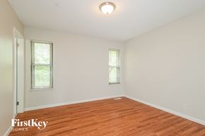 Saint Louis house for rent - a living room with a hardwood floor and white walls