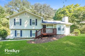 Newnan house for rent - A house with a porch and a well-kept lawn.