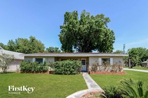 Winter Garden house for rent - a small white house with a lawn and a tree