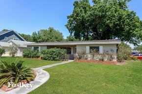 Winter Garden house for rent - a house with a lawn and a sidewalk in front of it