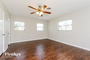 Winter Garden house for rent - a living room with wood floors and a ceiling fan