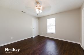 La Belle house for rent - a living room with wood floors and a ceiling fan