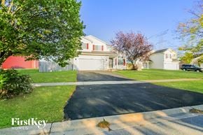 Bolingbrook house for rent - A house with a driveway in front of it.