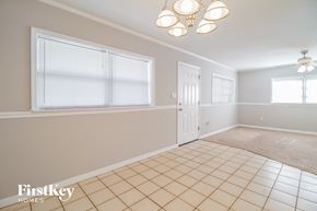 Saint Cloud house for rent - A room with a tiled floor and a chandelier hanging from the ceiling.