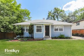 Bensenville house for rent - a small blue house with a lawn and a door