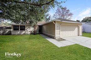 Apopka house for rent - a home with a white garage door and a lawn