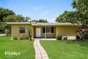 Hollywood house for rent - A yellow house with the number 530 on the front.