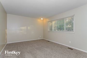 Cincinnati house for rent - the living room has carpet and a large window