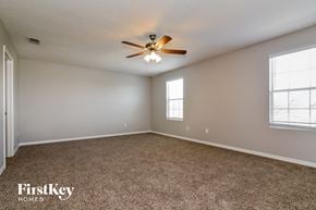 Ruskin house for rent - the master bedroom has a carpeted floor and a ceiling fan
