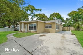 Apopka house for rent - A house with a driveway in front of it.