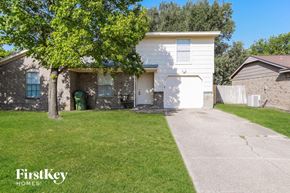 Mansfield house for rent - a white house with a yard and a tree