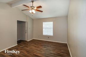 Mansfield house for rent - an empty living room with a ceiling fan and a door to a closet