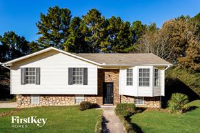 Birmingham house for rent - a white house with a stone facade and a black door