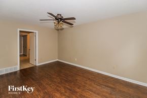 Collierville house for rent - a living room with wood floors and a ceiling fan