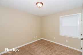 Collierville house for rent - a bedroom with a carpeted floor and a window