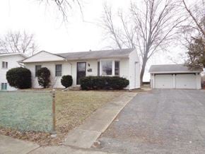 Wauconda house for rent - a white house with a driveway and a garage door