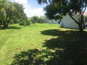 Port St. Lucie house for rent - a large yard with a house and trees