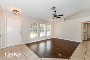 Naples house for rent - the living room is clean and ready to be staged