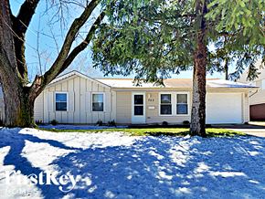 Streamwood house for rent - a white house with trees in the snow