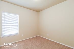 Arlington house for rent - a bedroom with beige carpet and a window